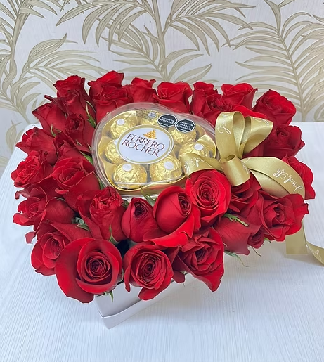 Corazón en rosas y chocolates