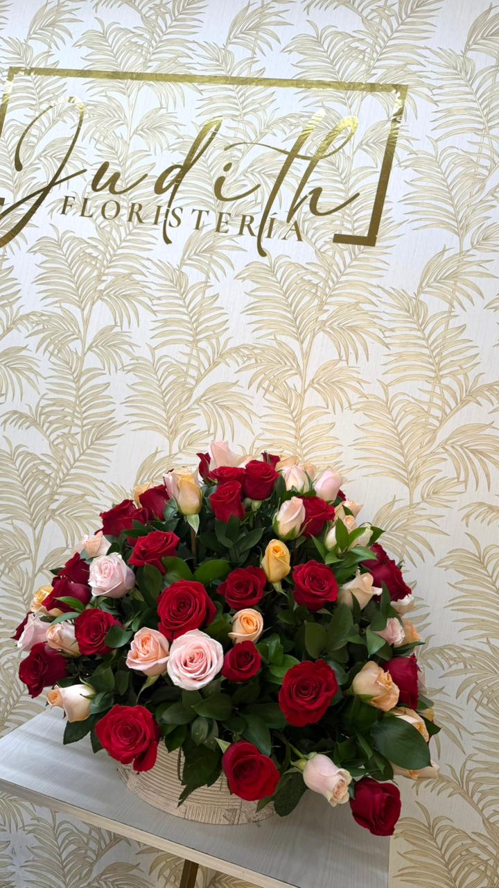 R-17 Arreglo de 100 Rosas Premium en Base Elegante