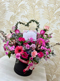 Arreglo floral con corazón en cajonera con flores exóticas en Bucaramanga