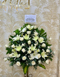 C-09   Funebre triángulo en rosas y lirios