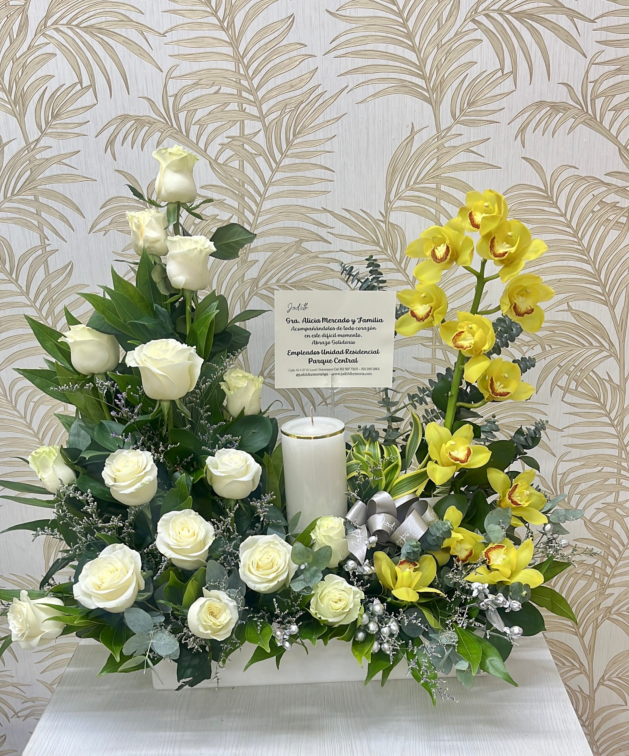 C-16    Arreglo mitad rosas y mitad orquídeas más velón