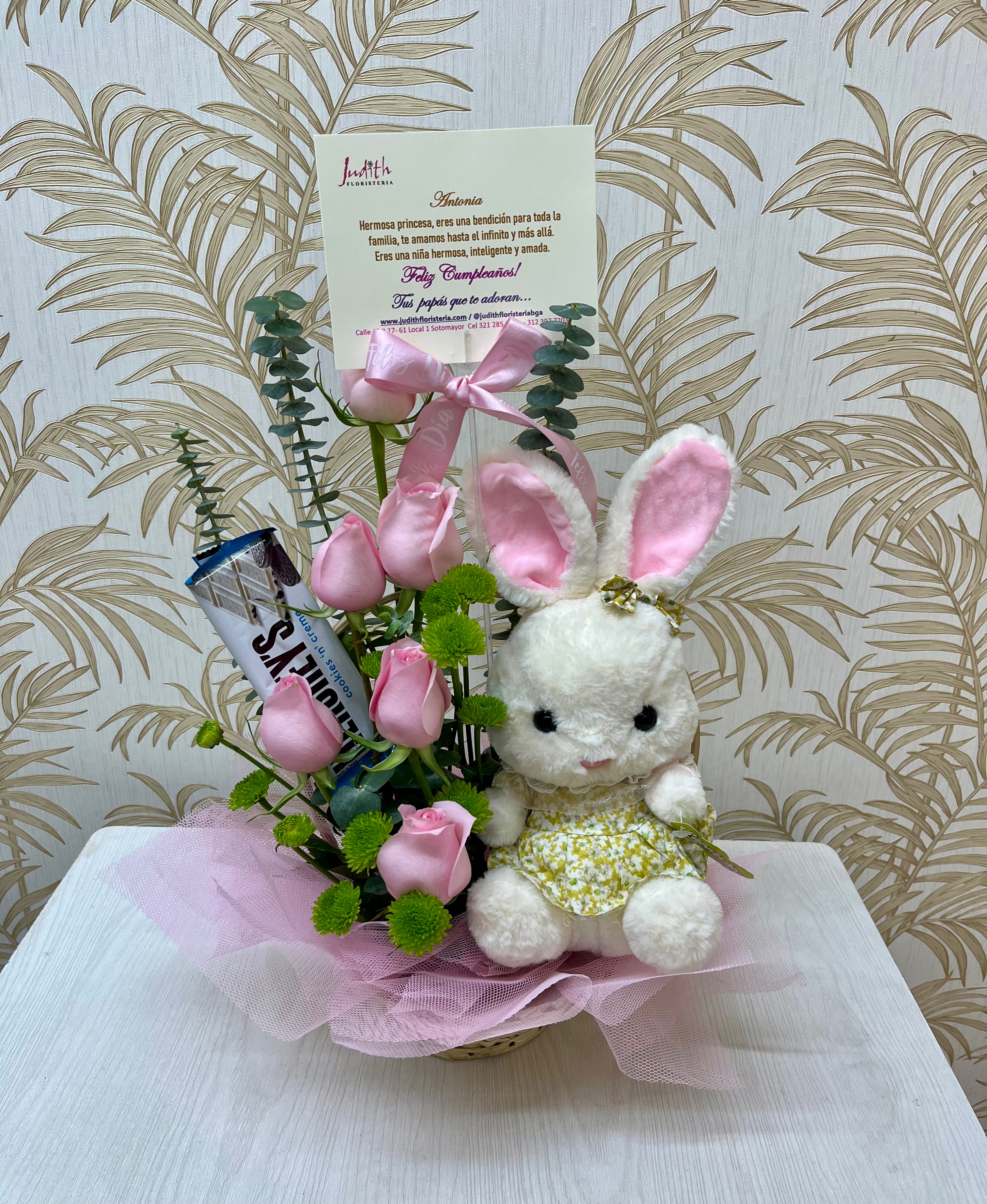 P-06  Arreglo pequeño rosas, chocolate y peluche