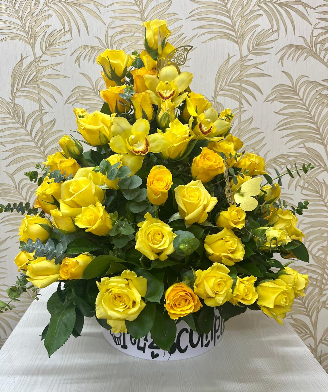 R-16   Arreglo de rosas tipo cono con orquídeas en base elegante