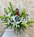 I-01 Arreglo de lirios con Virgen