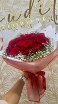 Bouquet de rosas rojas frescas con envoltura elegante en Bucaramanga