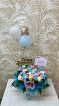 Caja de rosas frescas con globo personalizado para regalo en Bucaramanga