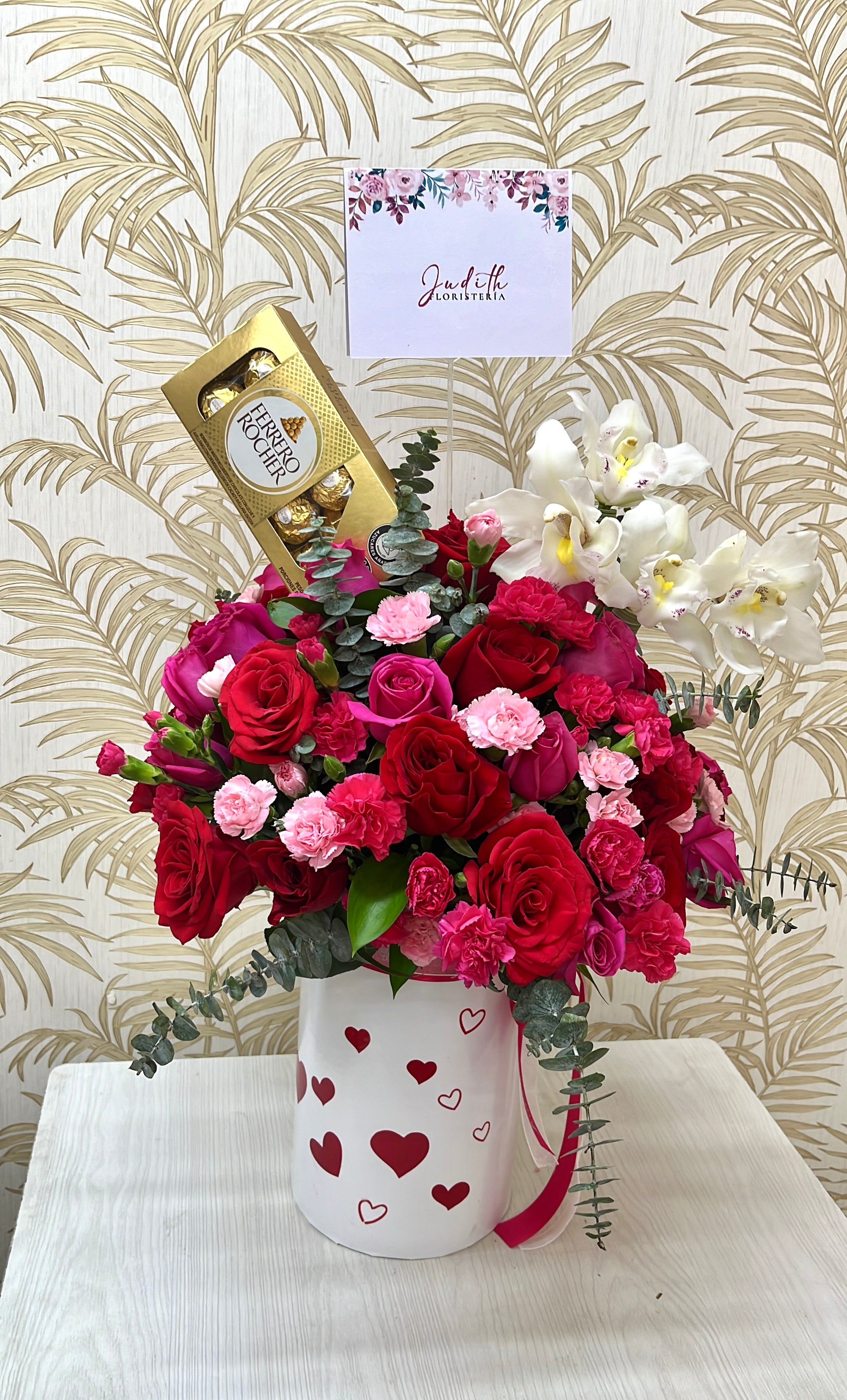 R-11   Cajonera alta con rosas, clavellinas y chocolates