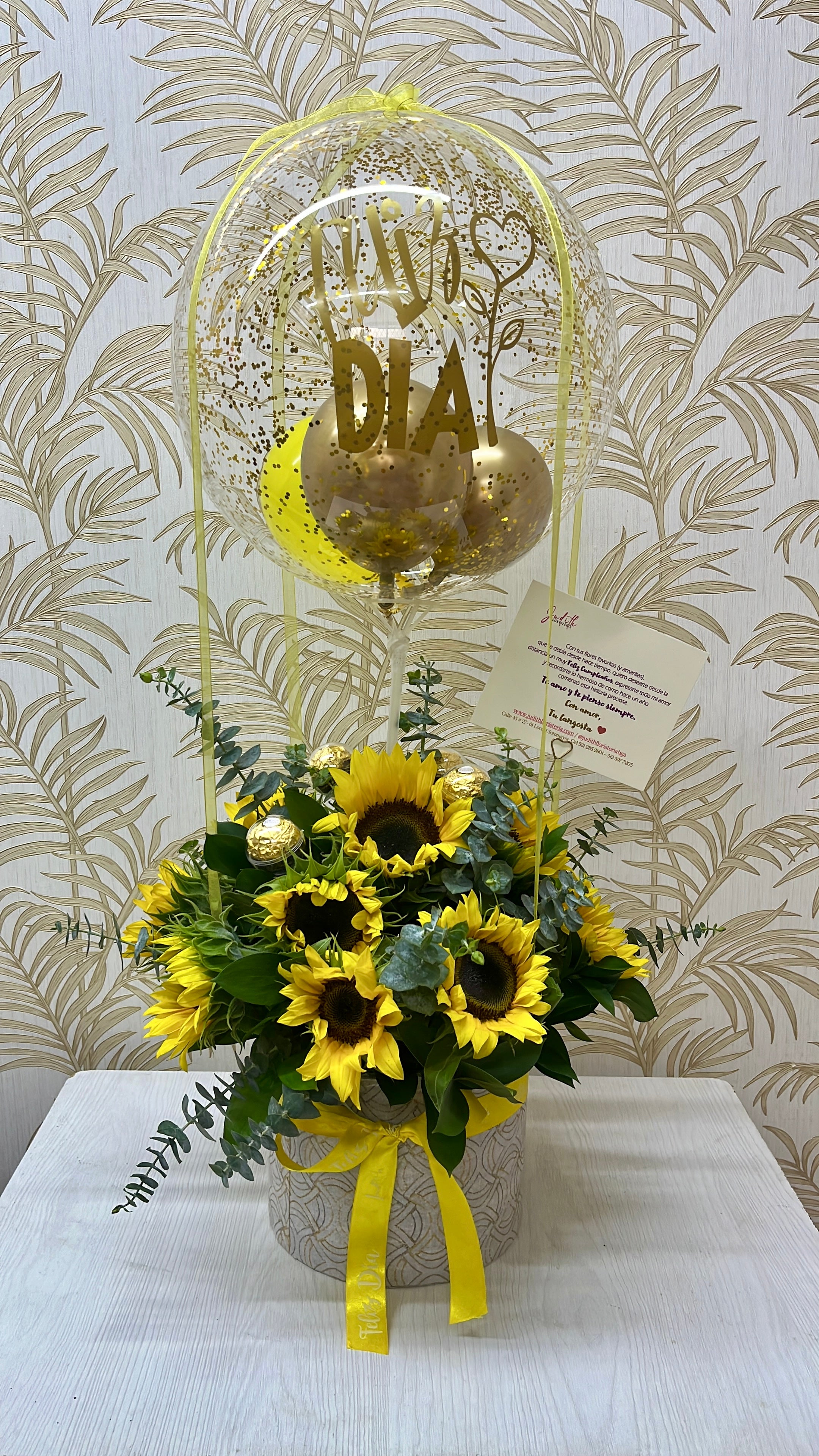 E-06   Arreglo en girasoles redondo con globo personalizado