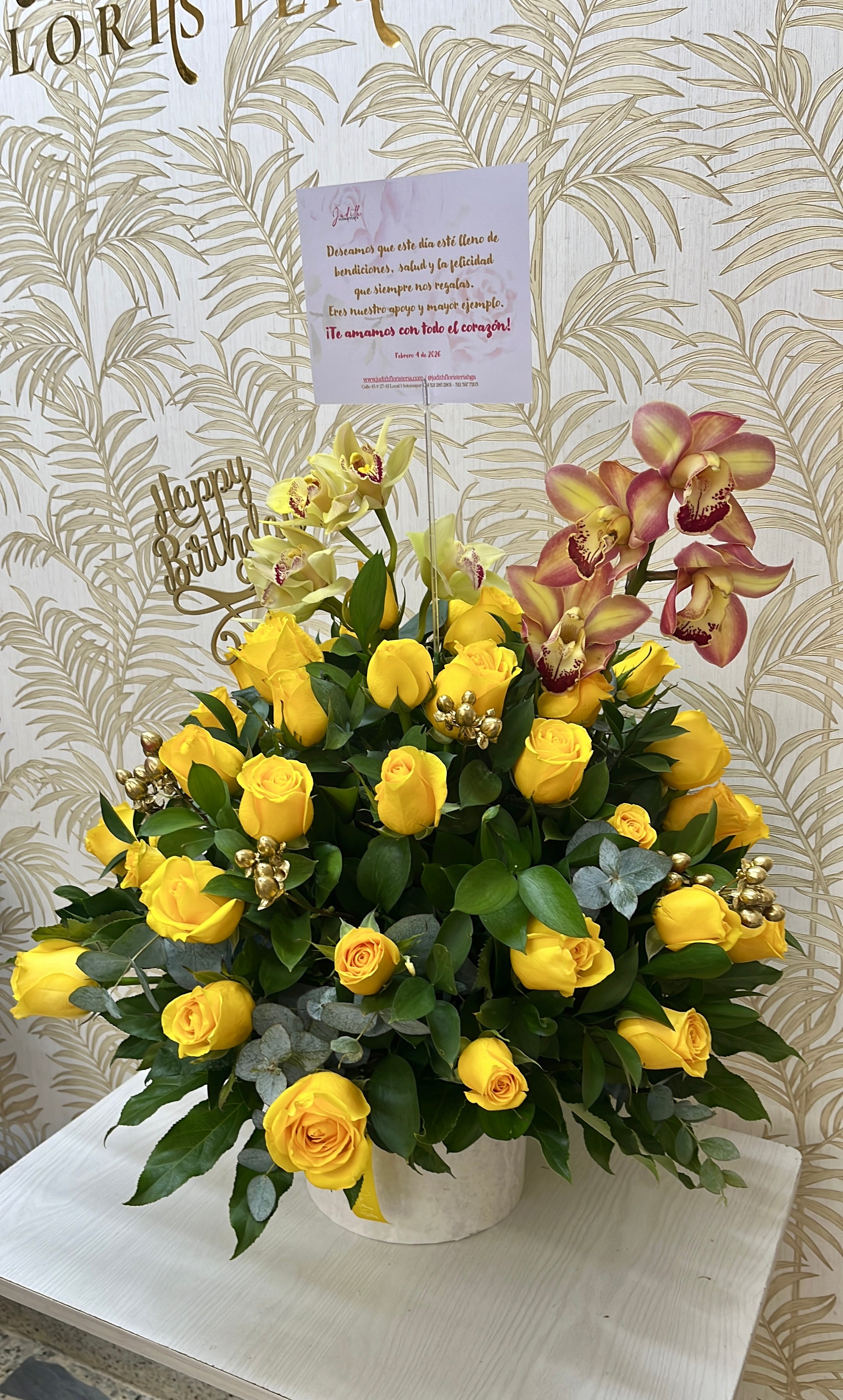 R-09   Arreglo redondo rosas con varas de orquídeas