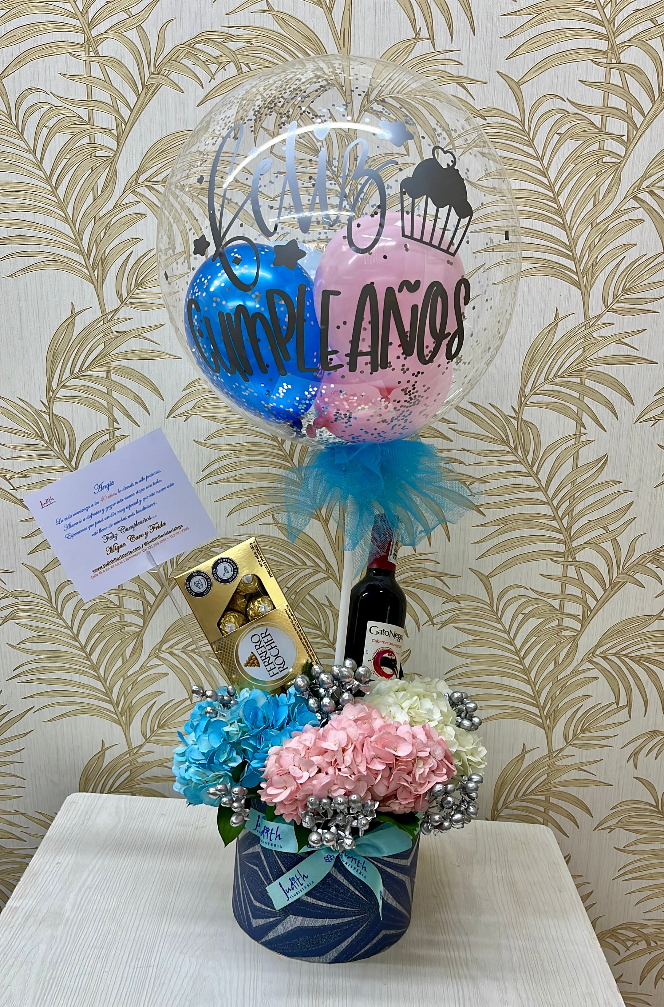 L-07  Cajonera hortensias, vino, chocolates y globo personalizado