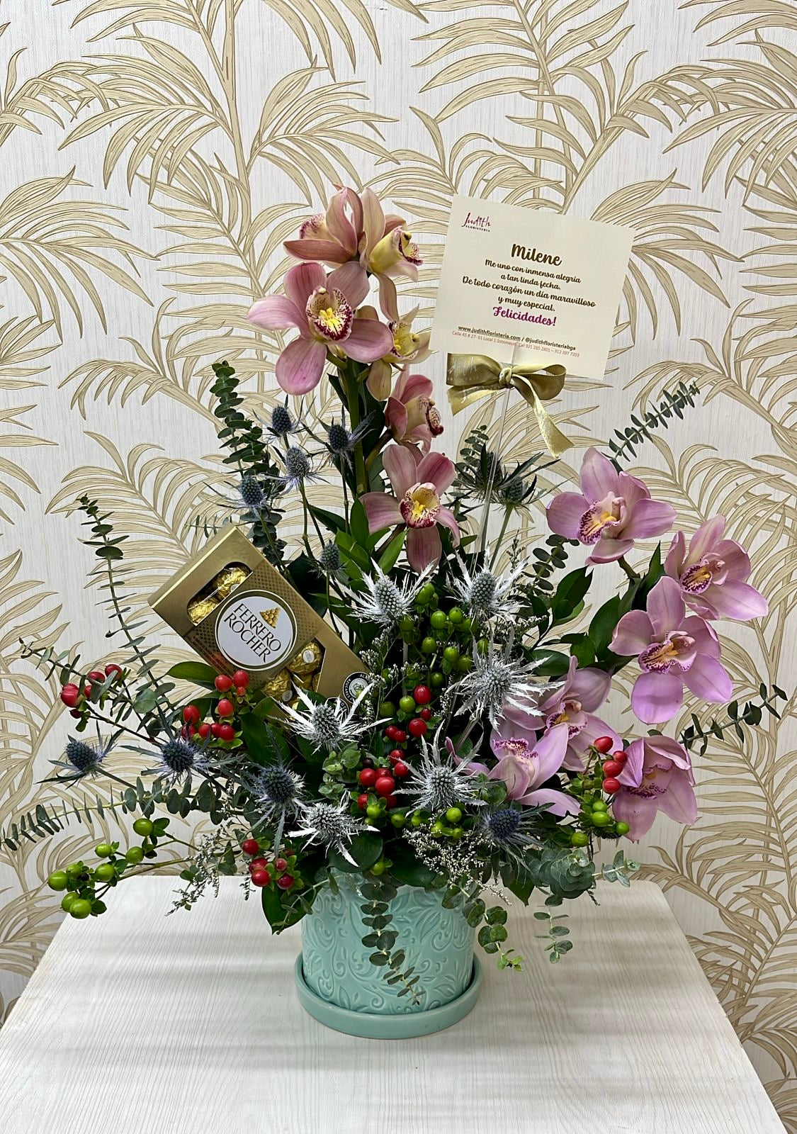 E-09   Base cerámica con arreglo exótico en orquídeas y chocolates