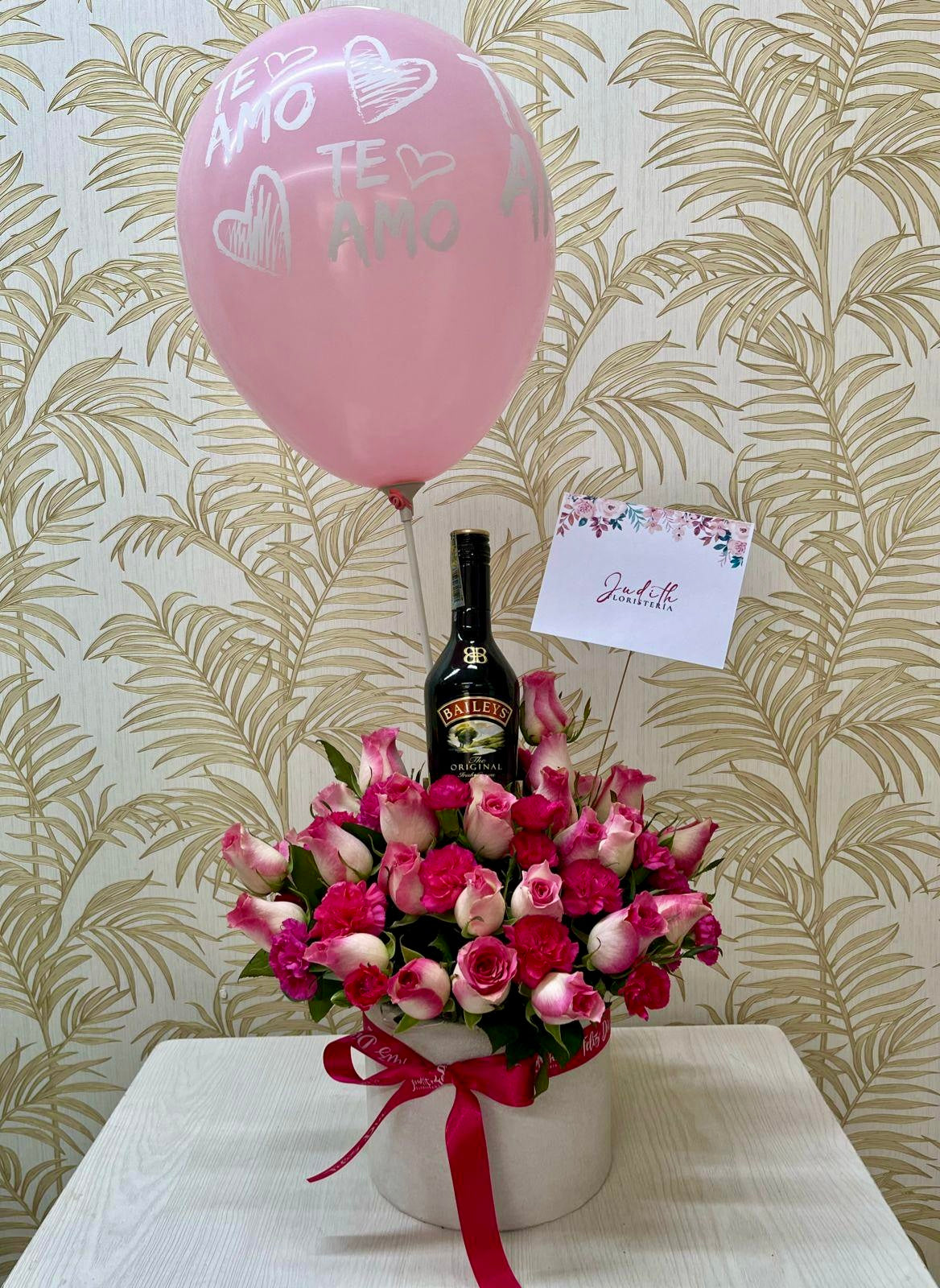 L-04   Cajonera solo rosas, Baileys, y globo