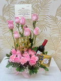 L-08   Jardinera rosas, clavellinas con vino y chocolates