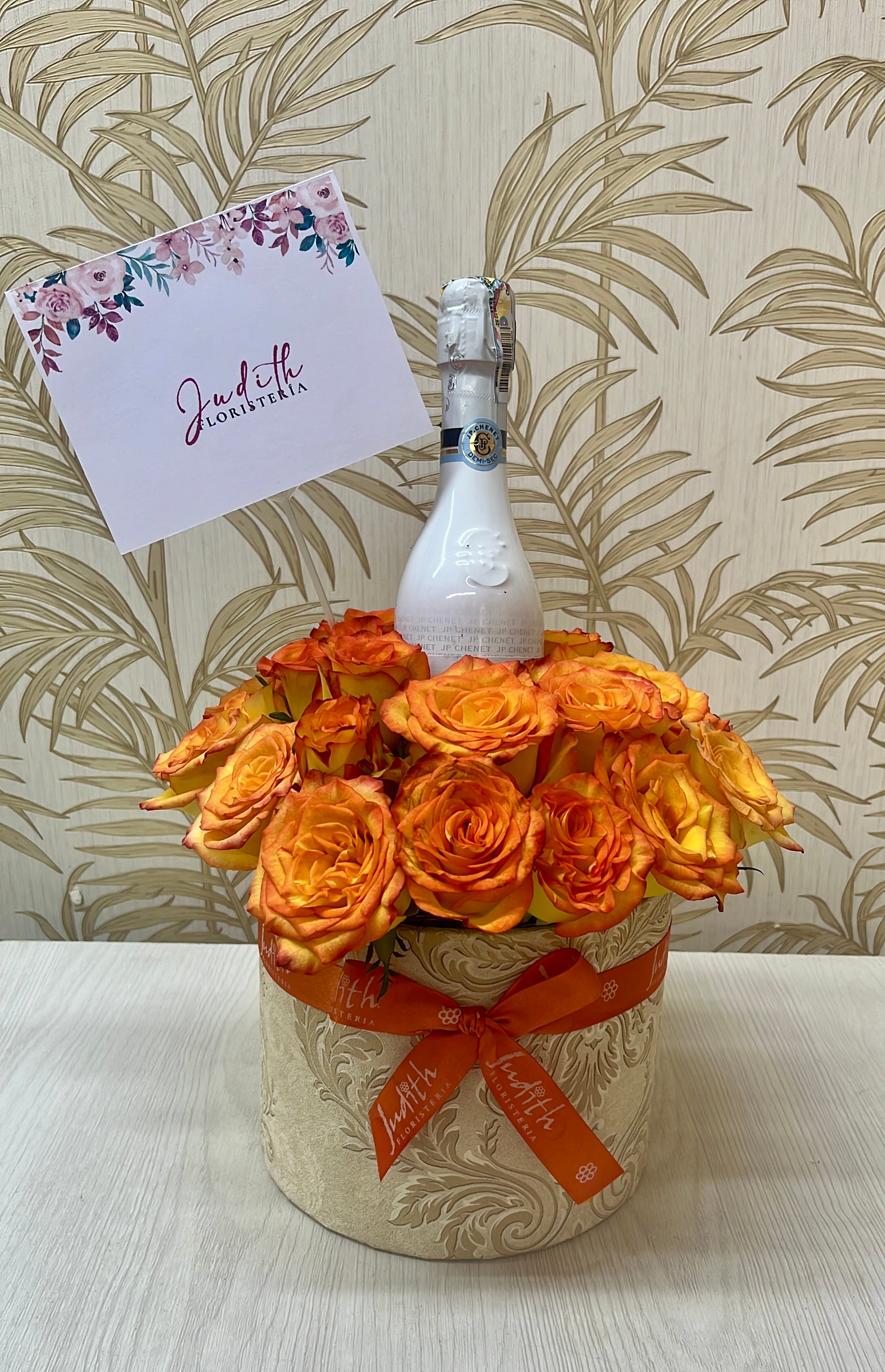 L-06    Arreglo mediano rosas redondo y licor