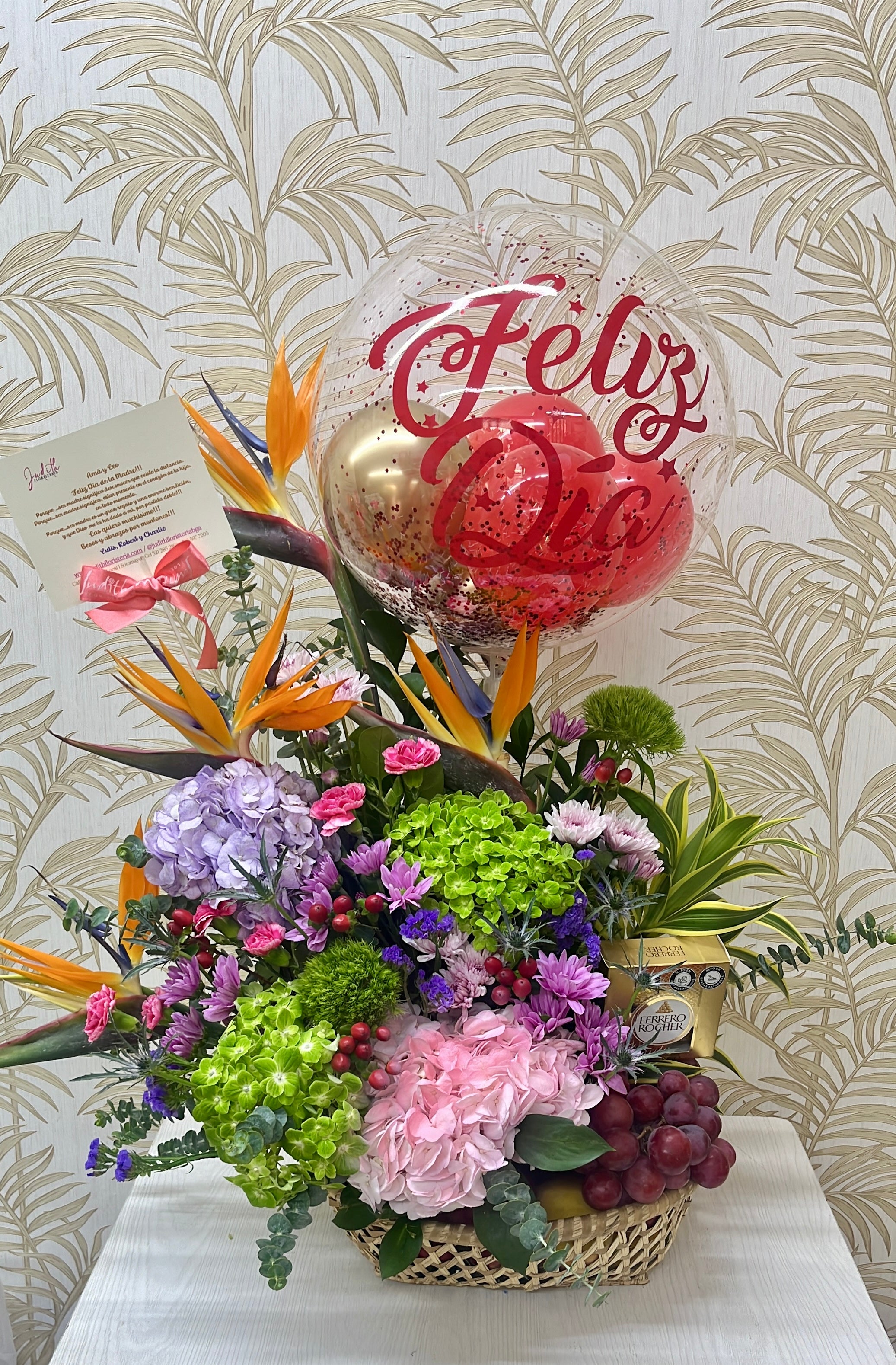 F-05   Arreglo primaveral con frutas y globo personalizado