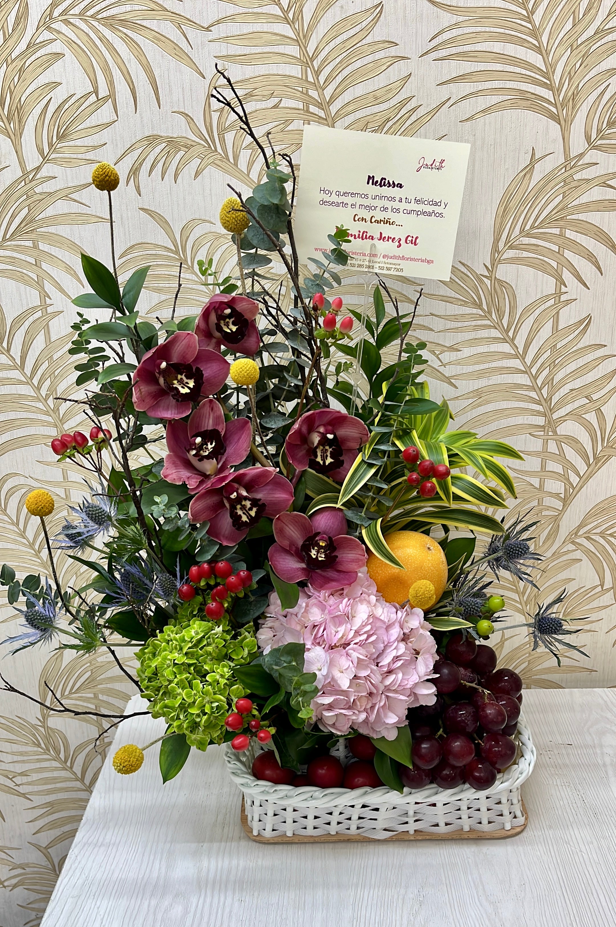 F-03  Canasta de mimbre con orquídeas y frutas