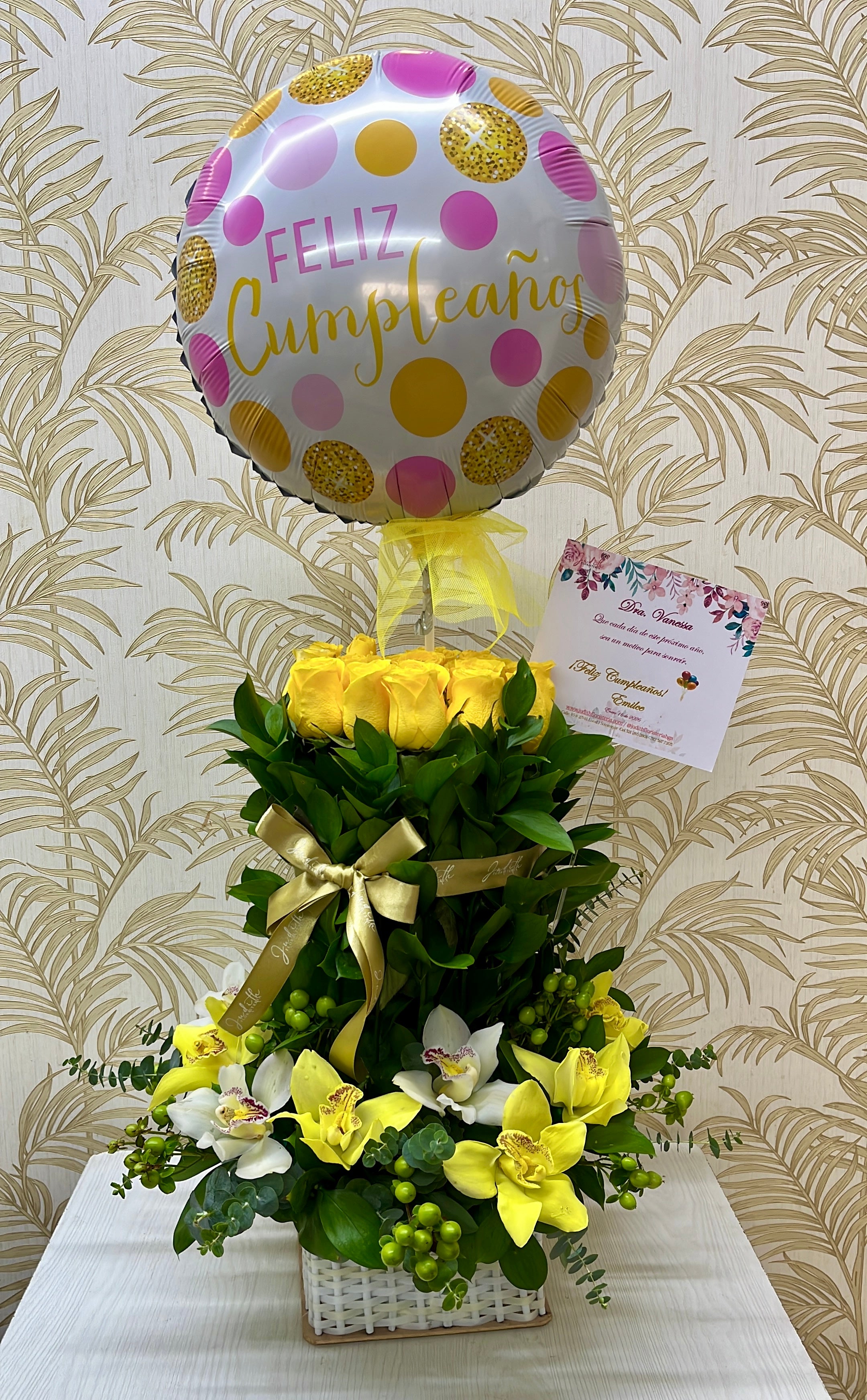 R-10   Arreglo dos niveles rosas, orquídeas y globo personalizado