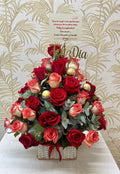 Canasta de rosas naturales en forma cónica con chocolates Ferrero Rocher en Bucaramanga