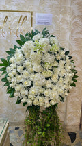 C-08    Pedestal tipo corona nudo lirios y hortensias