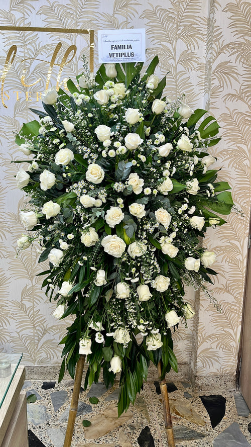 Pedestal tradicional de rosas para condolencias con entrega en Bucaramanga